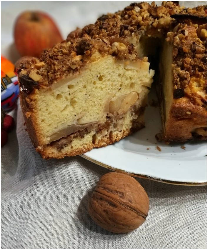 Пирог с яблоками и орехами в духовке