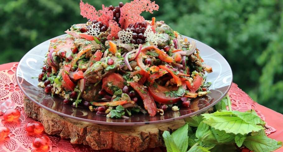 Грузинский салат с куриной печенью и помидорами