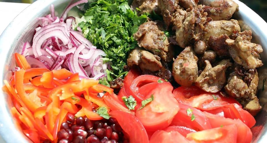 Грузинский салат с куриной печенью и помидорами
