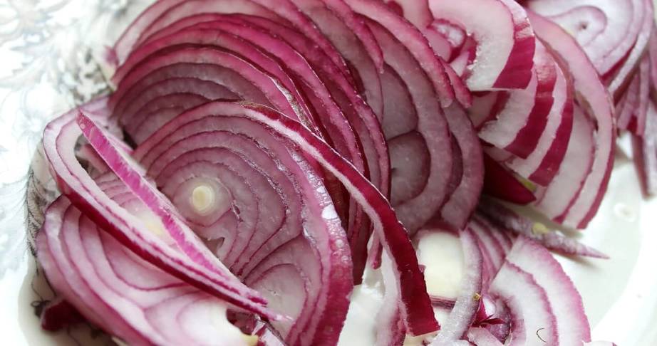 Грузинский салат с куриной печенью и помидорами