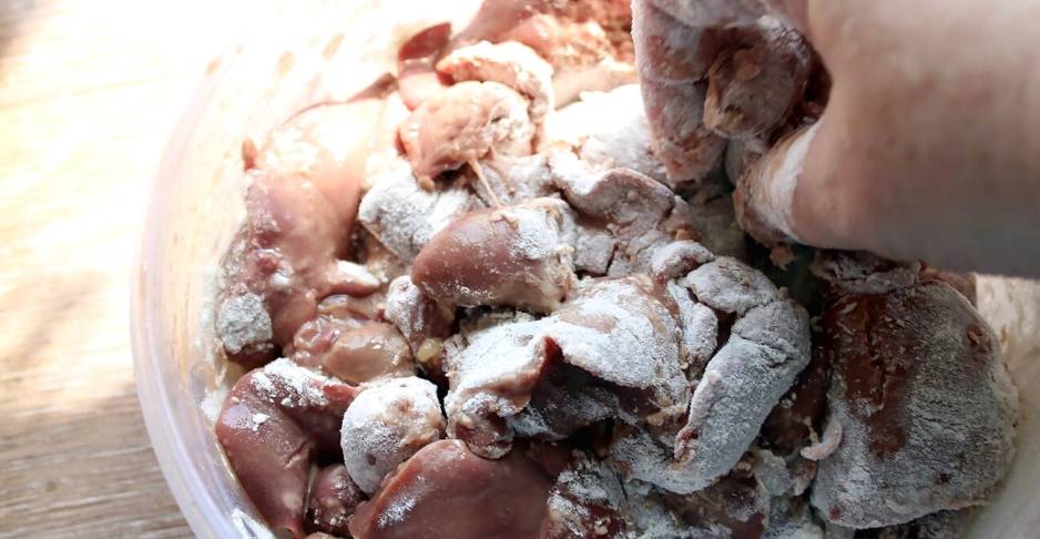 Грузинский салат с куриной печенью и помидорами