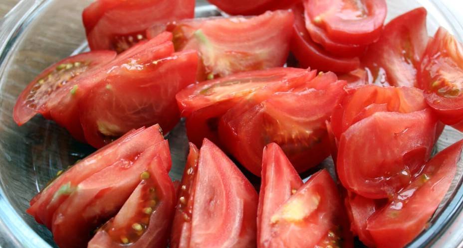 Грузинский салат с куриной печенью и помидорами