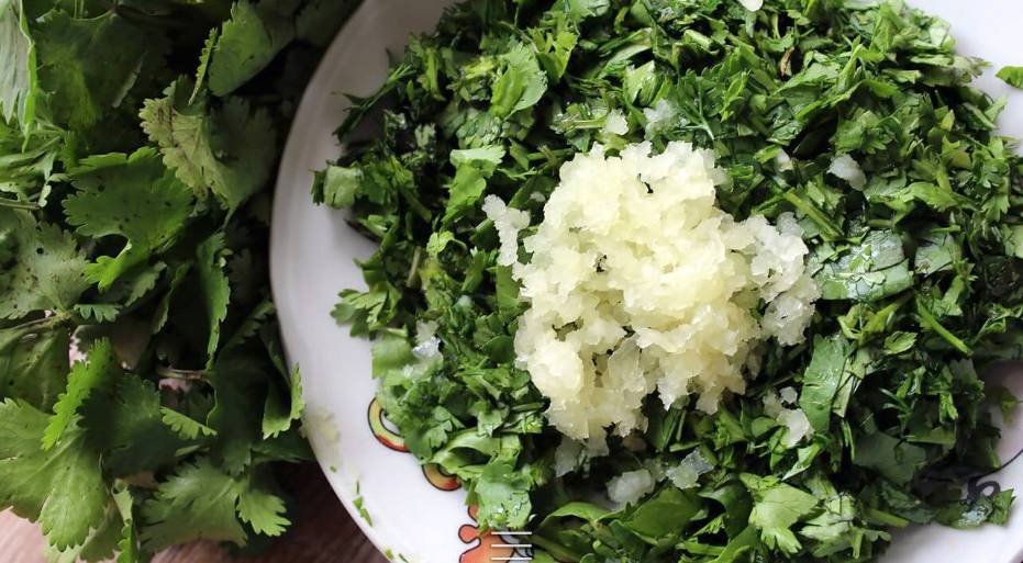 Грузинский салат с куриной печенью и помидорами