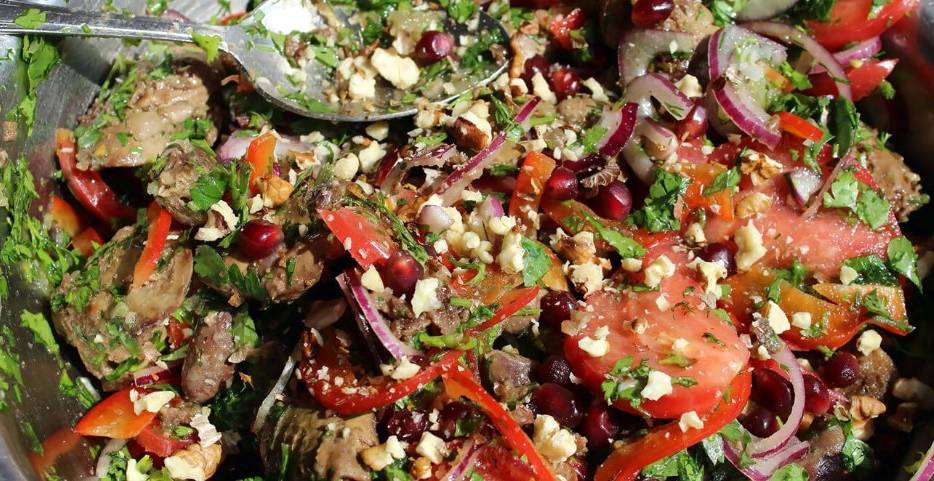Грузинский салат с куриной печенью и помидорами