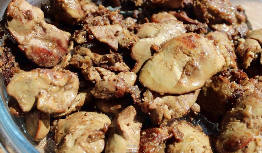 Грузинский салат с куриной печенью и помидорами
