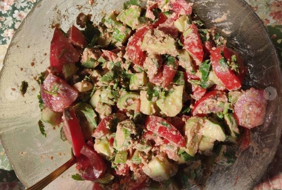 Грузинский салат с ореховым соусом