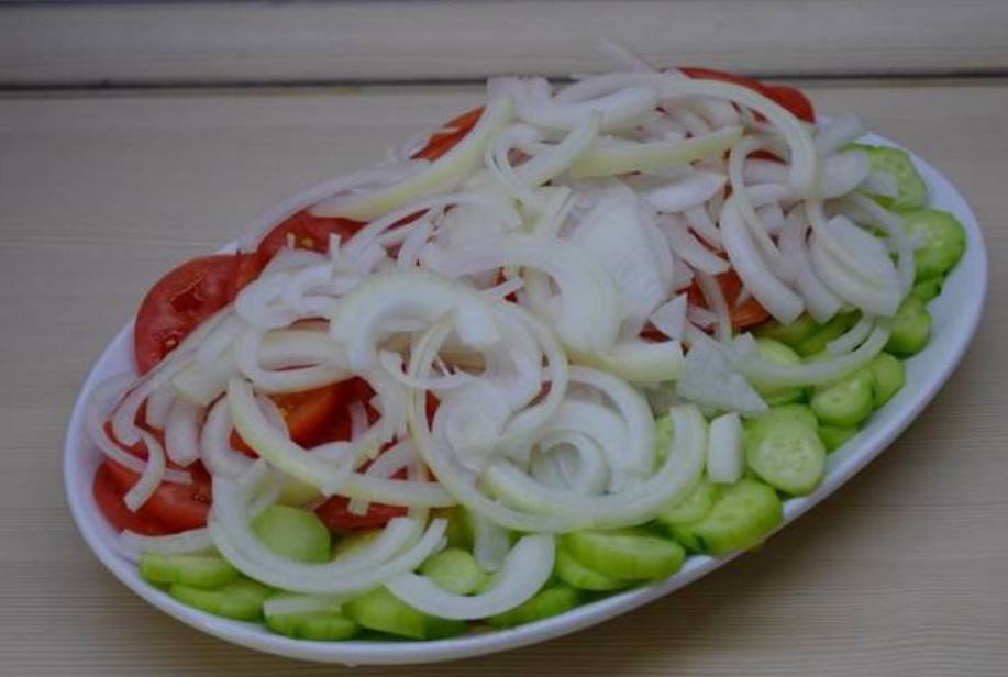 Грузинский салат с ореховым соусом