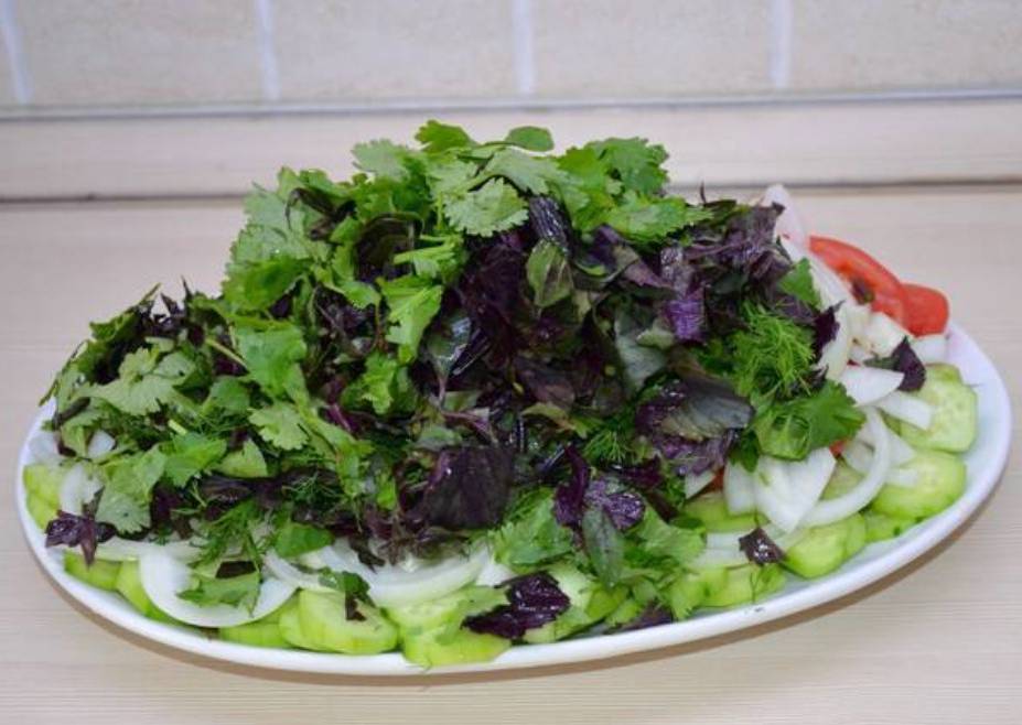Грузинский салат с ореховым соусом