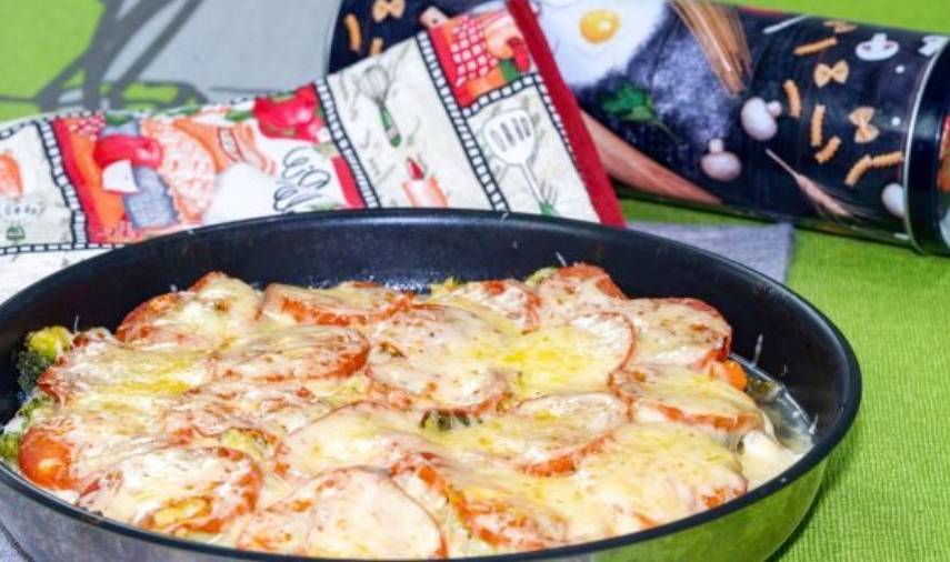 Замороженные овощи с курицей в духовке