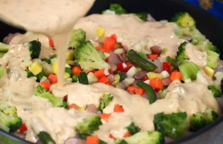 Замороженные овощи с курицей в духовке