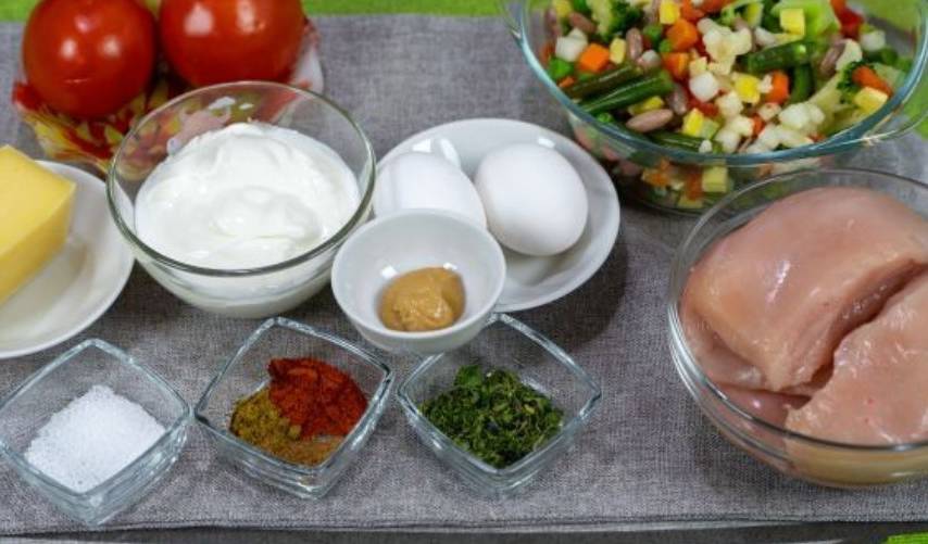 Замороженные овощи с курицей в духовке
