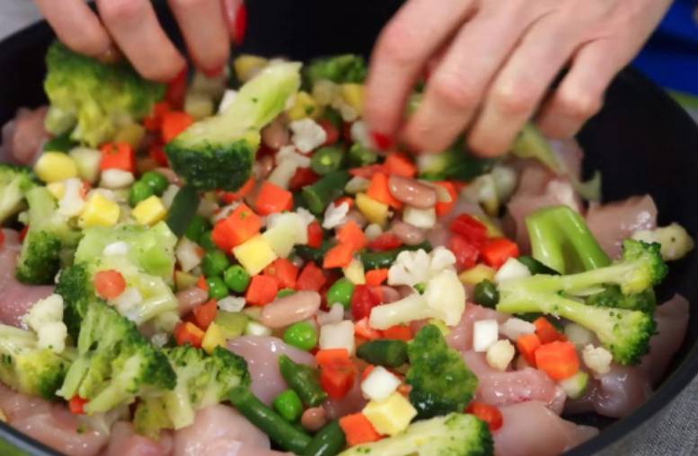 Замороженные овощи с курицей в духовке