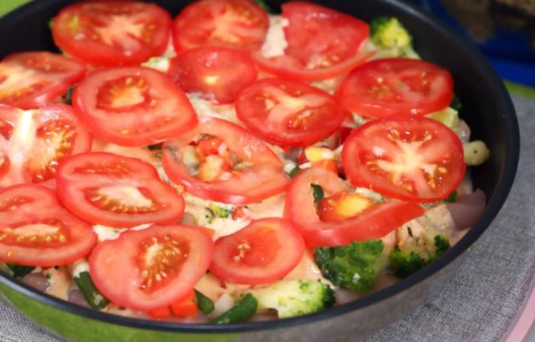 Замороженные овощи с курицей в духовке