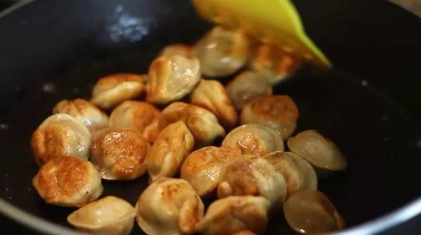 Жареные замороженные пельмени на сливочном масле