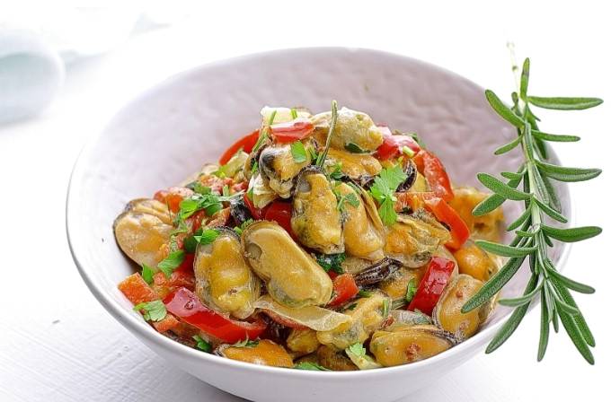 Замороженные очищенные мидии на сковороде