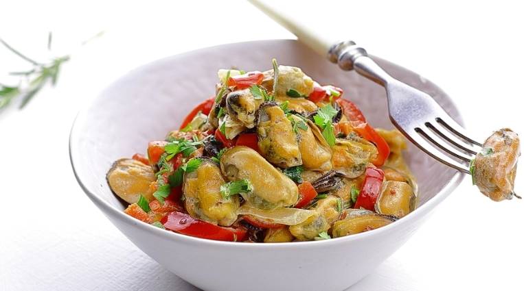 Замороженные очищенные мидии на сковороде