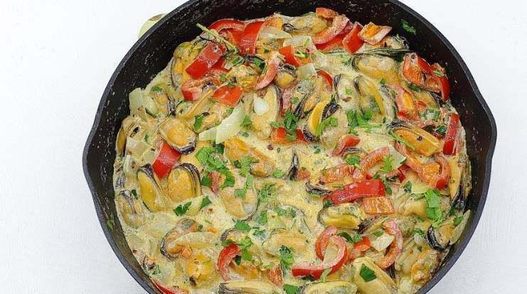 Замороженные очищенные мидии на сковороде