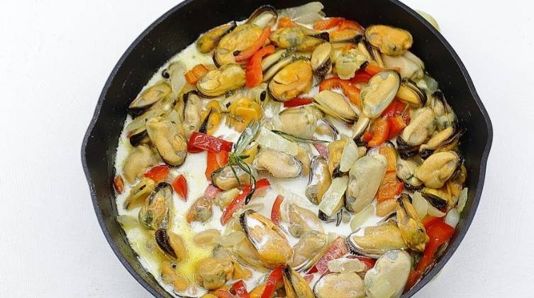 Замороженные очищенные мидии на сковороде