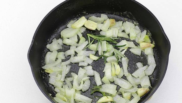 Замороженные очищенные мидии на сковороде