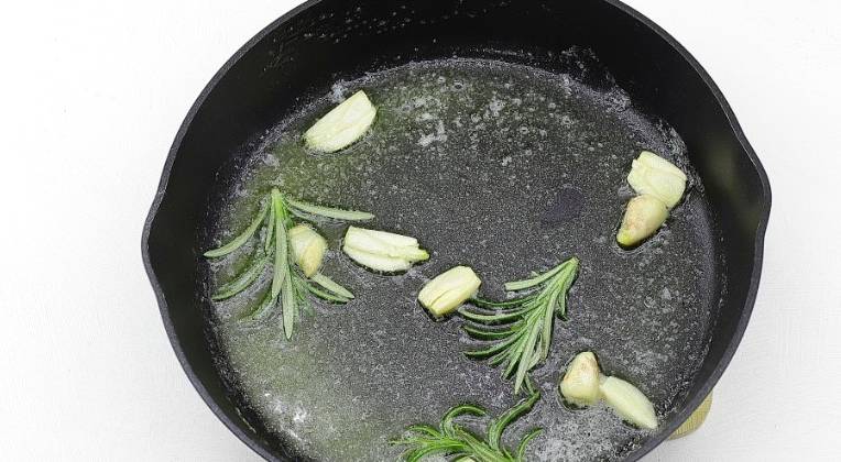 Замороженные очищенные мидии на сковороде