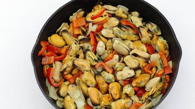 Замороженные очищенные мидии на сковороде