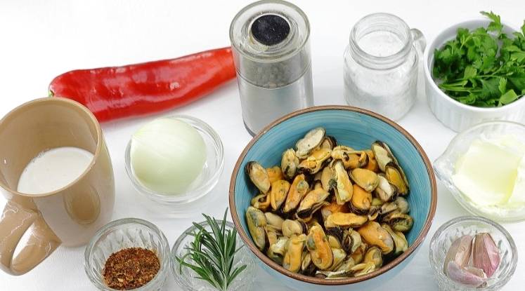 Замороженные очищенные мидии на сковороде