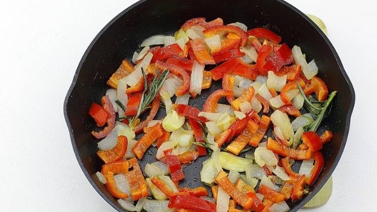 Замороженные очищенные мидии на сковороде