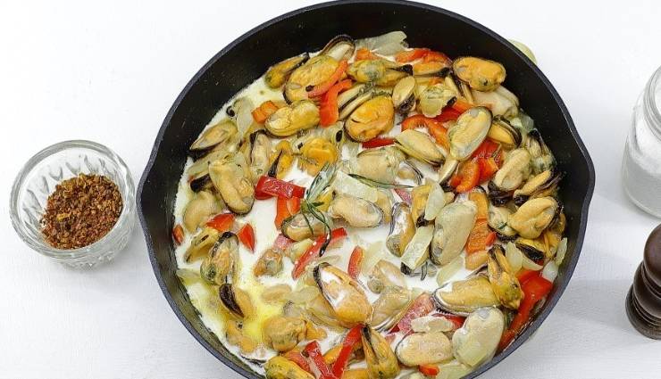 Замороженные очищенные мидии на сковороде