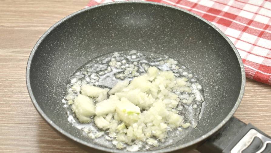 Замороженные котлеты на сковороде