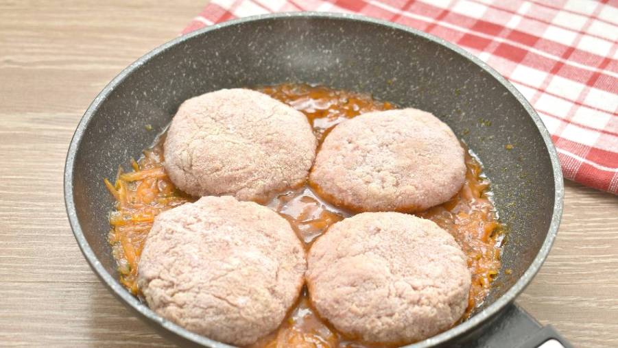 Замороженные котлеты на сковороде
