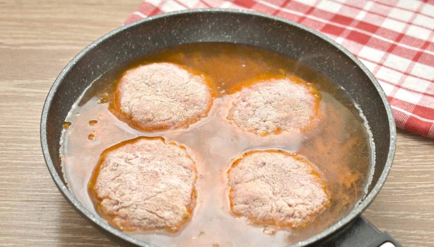Замороженные котлеты на сковороде