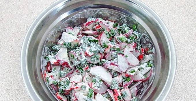 Крабовый салат с зеленью