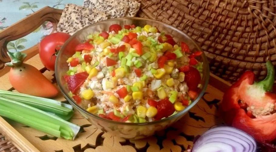 Крабовый салат с зеленым горошком