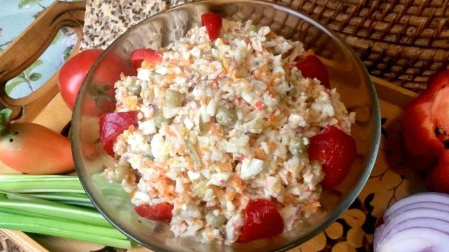 Крабовый салат с зеленым горошком