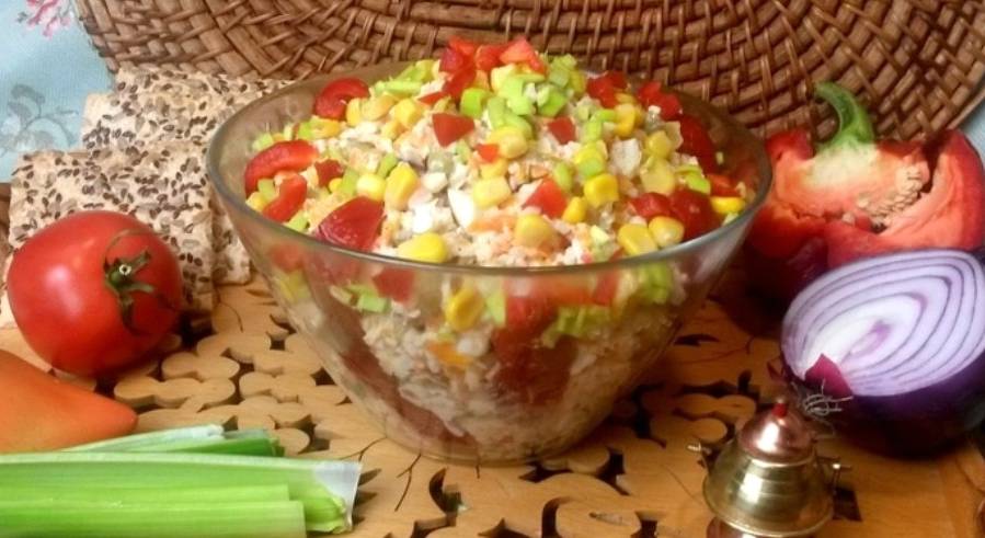 Крабовый салат с зеленым горошком