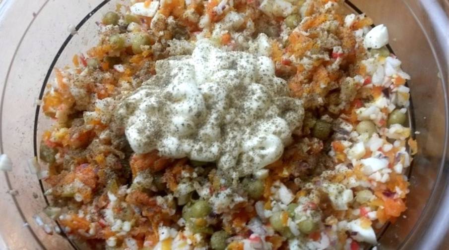 Крабовый салат с зеленым горошком