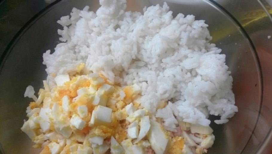 Крабовый салат с зеленым горошком