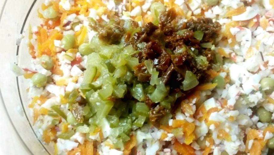 Крабовый салат с зеленым горошком