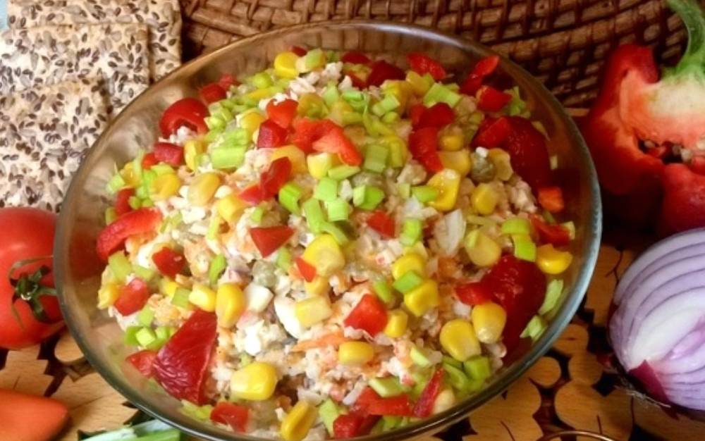 Крабовый салат с зеленым горошком