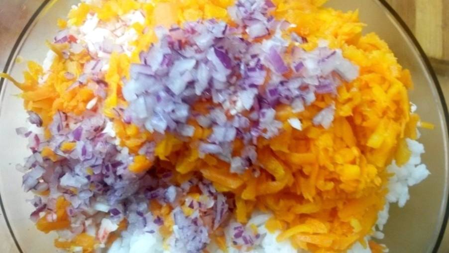 Крабовый салат с зеленым горошком