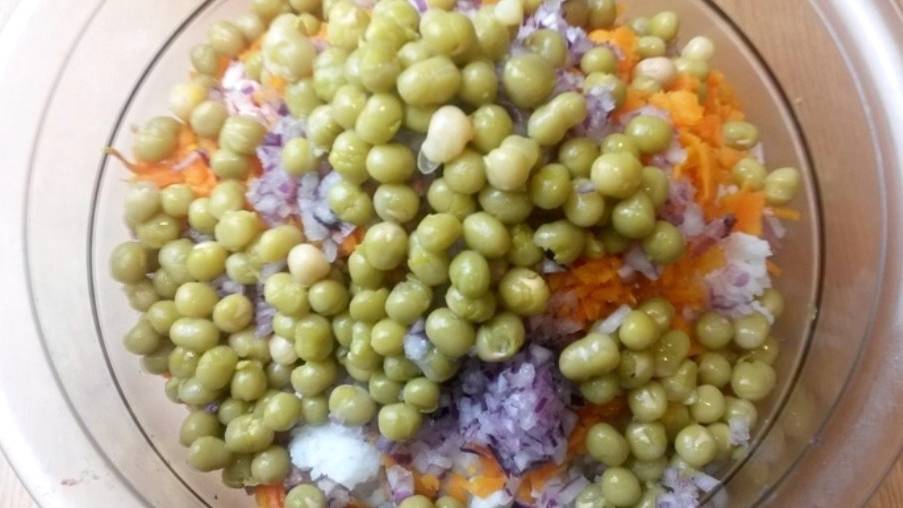 Крабовый салат с зеленым горошком
