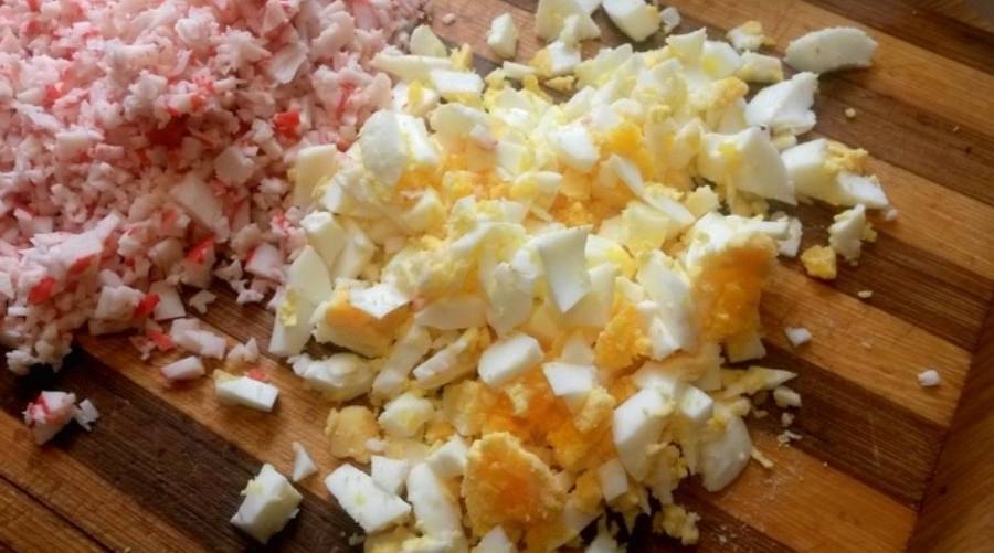 Крабовый салат с зеленым горошком