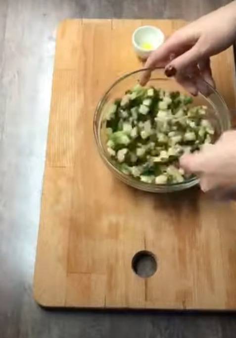 Кето салат с печенью трески