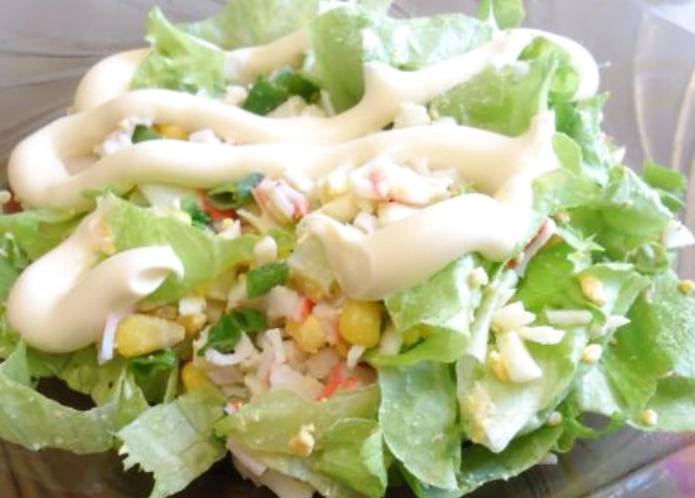 Крабовый салат с листьями салата