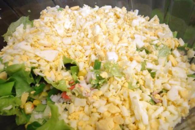 Крабовый салат с листьями салата