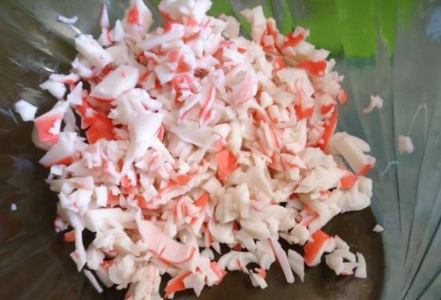 Крабовый салат с листьями салата