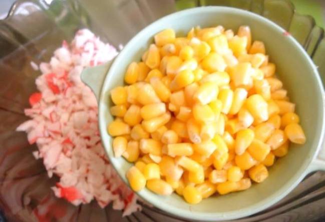 Крабовый салат с листьями салата