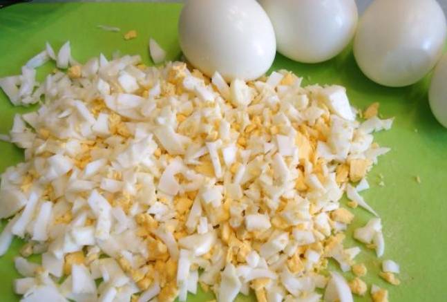 Крабовый салат с листьями салата