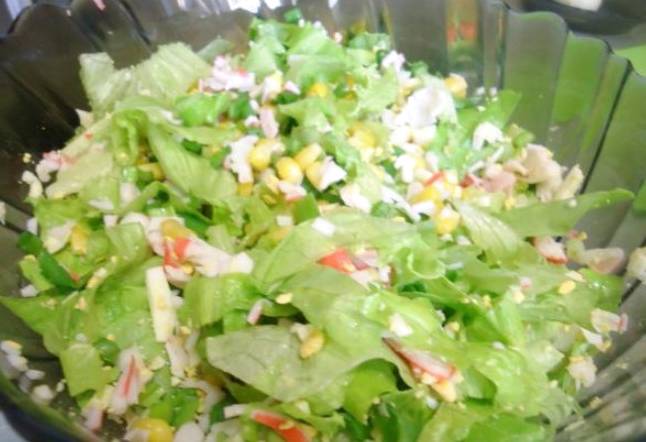Крабовый салат с листьями салата