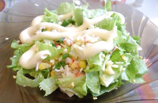 Крабовый салат с листьями салата